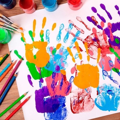 Vinilos Acrilicos Parchesitos De 125 Gramos En Todos Los Colores Pintando Con Las Manos En Varios Colores
