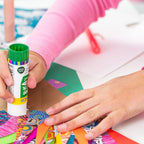 Ejemplo de uso de pegante en barra sobre papel para manualidades.