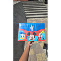 Carpeta plástica Primavera con fuelle y personajes para niño, imagen principal de la línea; el diseño puede variar según surtido.