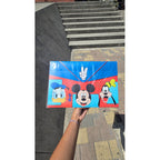 Carpeta plástica Primavera con fuelle y personajes para niño, imagen principal de la línea; el diseño puede variar según surtido.