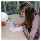 Ejemplo de uso de cuaderno espiral de la línea Disney durante escritura.