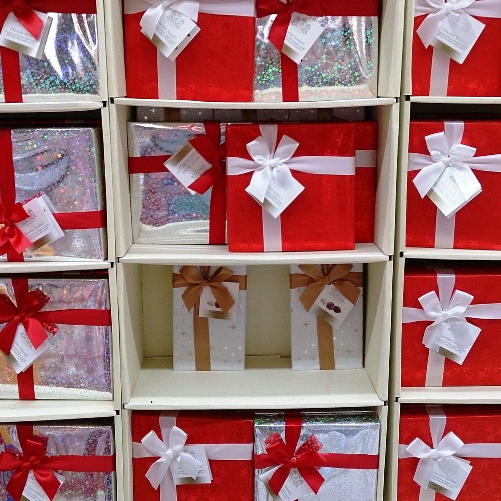 Ejemplo de uso de papel regalo para envolver obsequios; escena ilustrativa, accesorios no incluidos.
