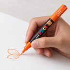 Imagen referencial generada: uso de un marcador naranja incluido en el estuche POSCA