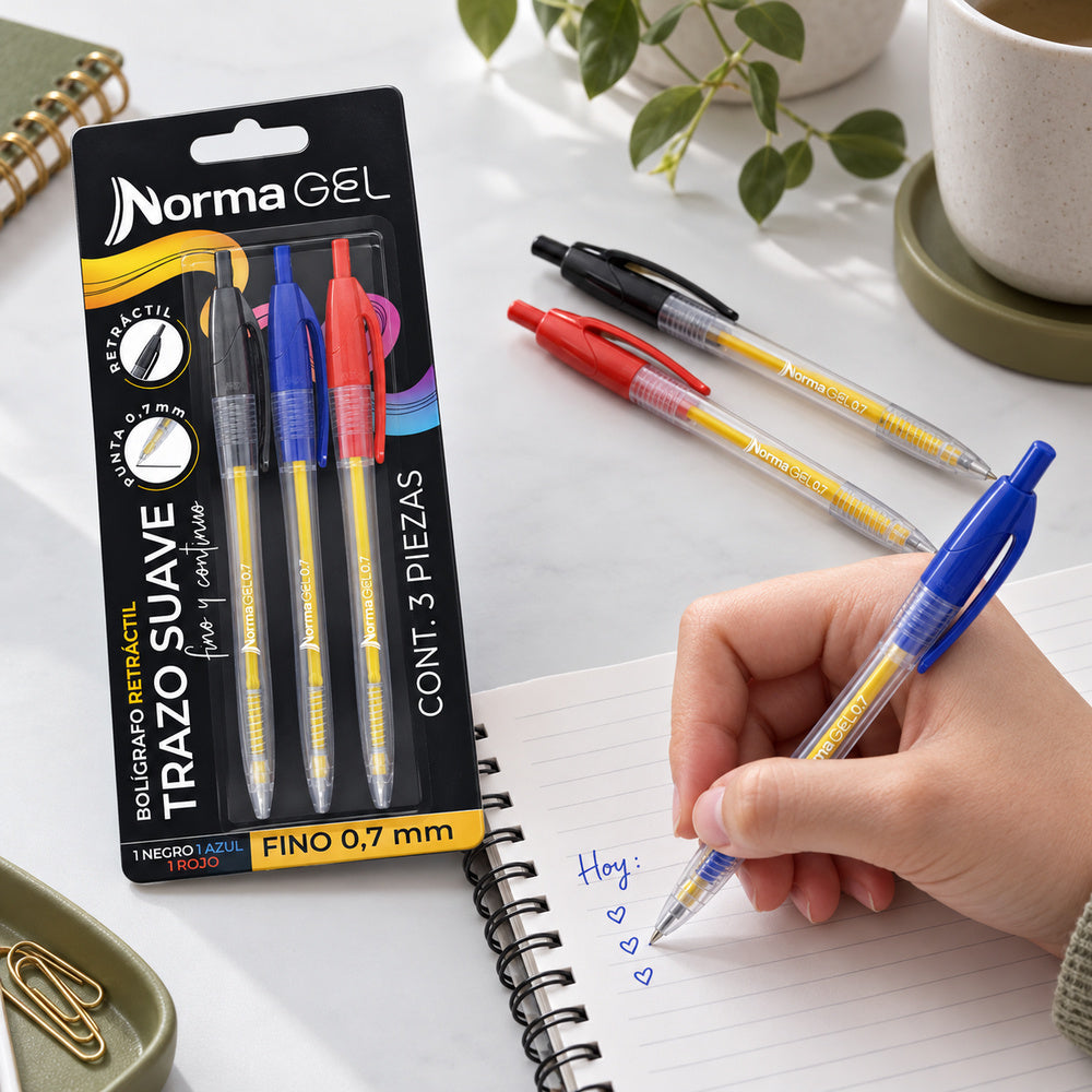 Ejemplo de uso ilustrativo generado con IA de Bolígrafos de Gel Norma Retráctiles 0,7 mm x3 Negro, Azul y Rojo. SKU 11140-6. Los accesorios de la escena no están incluidos.