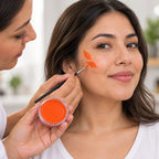 Ejemplo ilustrativo de uso de pintucaritas naranja en maquillaje artístico. Escena generada con IA; pincel no incluido.