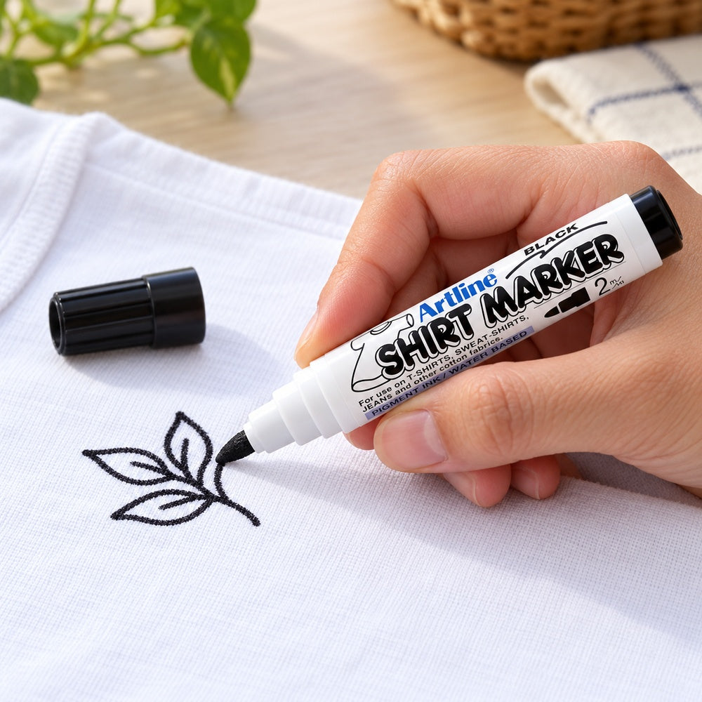 Ejemplo ilustrativo de uso de Marcador Textil Artline Shirt Marker 2 mm EKT-2 Negro por Unidad