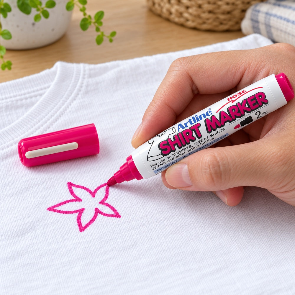 Ejemplo ilustrativo de uso de Marcador Textil Artline Shirt Marker 2 mm EKT-2 Fucsia por Unidad