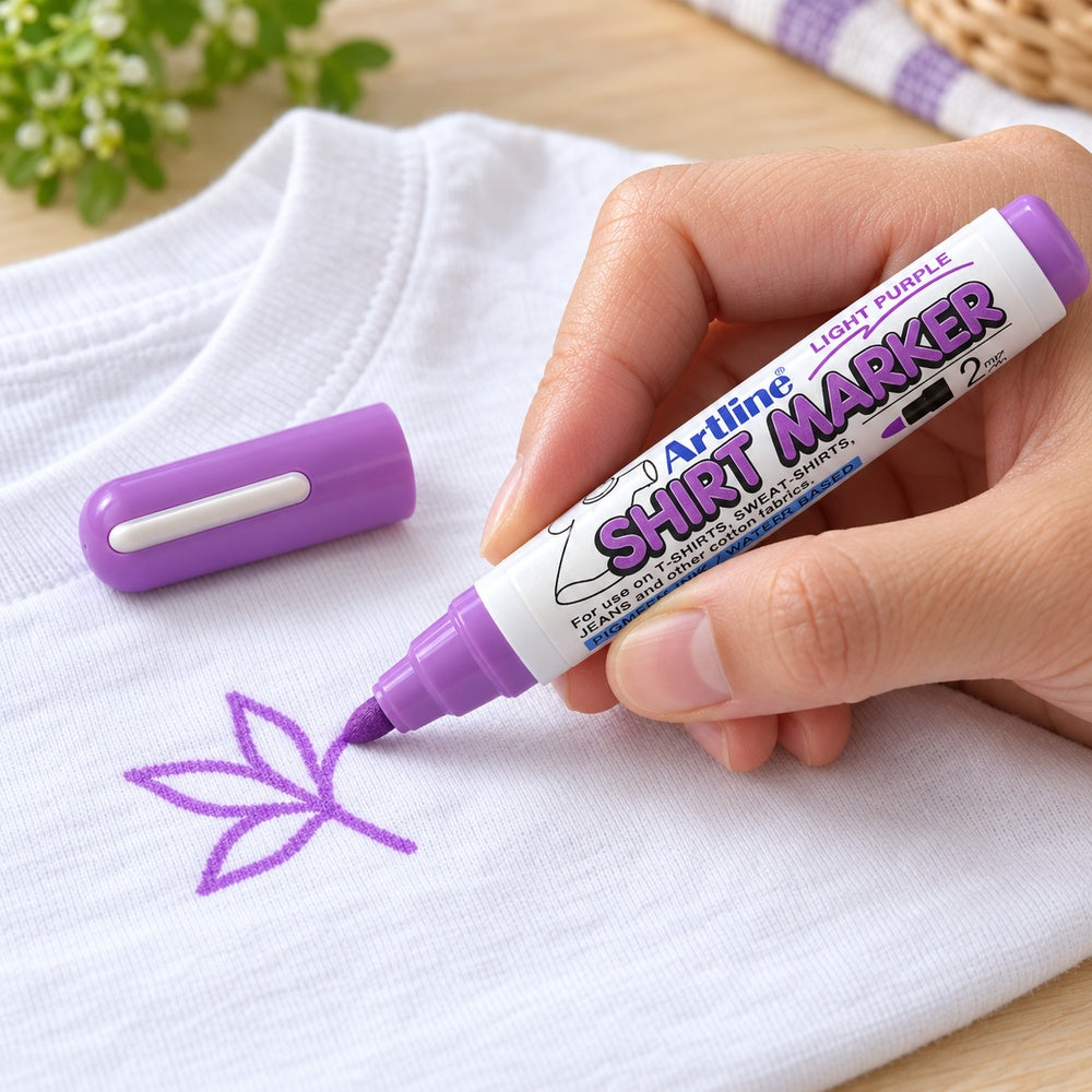 Ejemplo ilustrativo de uso de Marcador Textil Artline Shirt Marker 2 mm EKT-2 Lila por Unidad