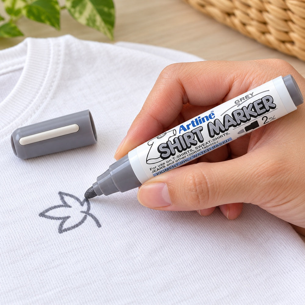 Ejemplo ilustrativo de uso de Marcador Textil Artline Shirt Marker 2 mm EKT-2 Gris por Unidad