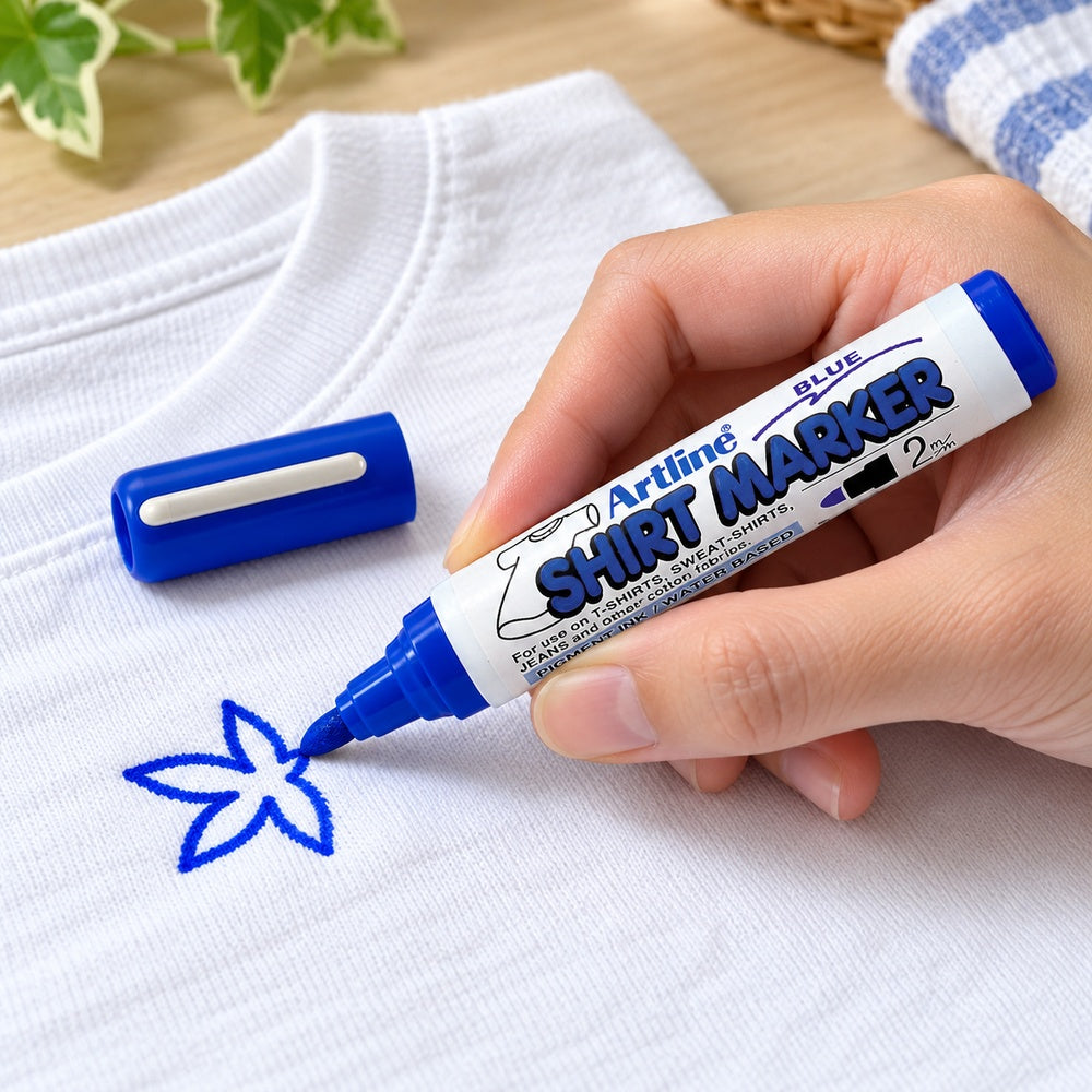 Ejemplo ilustrativo de uso de Marcador Textil Artline Shirt Marker 2 mm EKT-2 Azul oscuro por Unidad