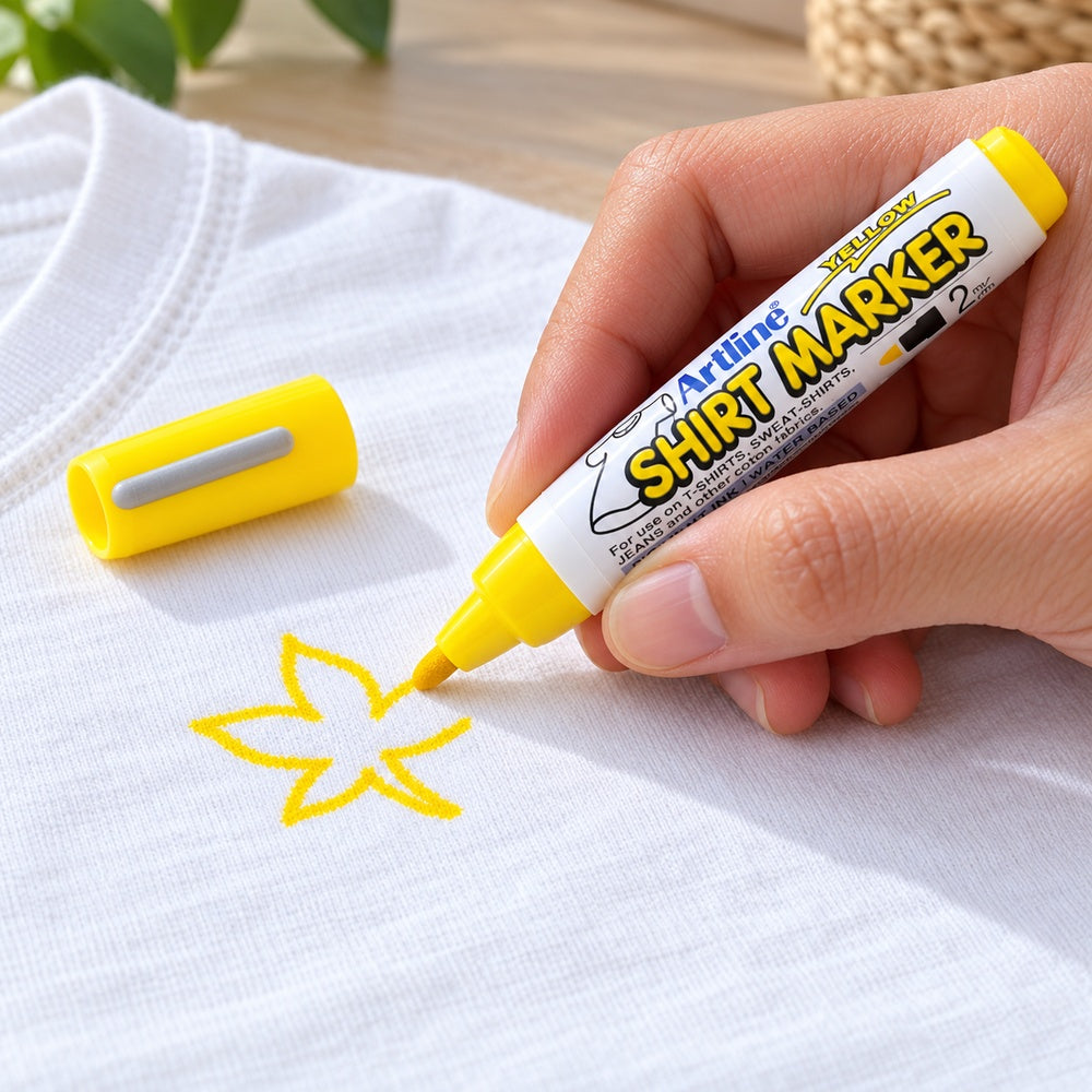 Ejemplo ilustrativo de uso de Marcador Textil Artline Shirt Marker 2 mm EKT-2 Amarillo claro por Unidad