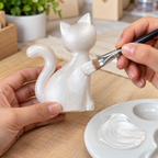 Ejemplo ilustrativo de uso: aplicación con pincel de pintura acrílica blanco metalizado sobre figura decorativa de madera. Escena generada, no fotografía oficial.