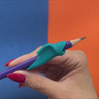 Ejemplo de uso: guía Maped Kidy Learn sobre lápiz para escritura; imagen ilustrativa.