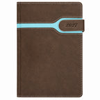 Agenda Diver Class DC/67 2027, SKU 40083-1: cubierta marrón con franja turquesa, portada principal. Fotografía retocada sobre fondo blanco, sin envoltorio.