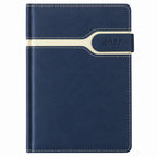 Agenda Diver Class DC/67 2027, SKU 40083-1: cubierta azul con franja clara. Imagen retocada sobre blanco; cierre oculto por papeles reconstruido con referencia del mismo modelo.