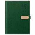Agenda Diver Class DC/68 2027, SKU 40083-2: cubierta verde con broche metálico dorado, portada principal. Fotografía retocada sobre blanco sin envoltorio ni papeles protectores.