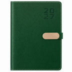 Agenda Diver Class DC/68 2027, SKU 40083-2: cubierta verde con broche metálico dorado, portada principal. Fotografía retocada sobre blanco sin envoltorio ni papeles protectores.