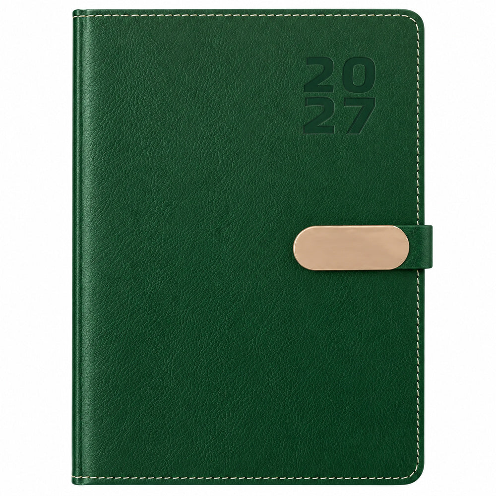 Agenda Diver Class DC/68 2027, SKU 40083-2: cubierta verde con broche metálico dorado, portada principal. Fotografía retocada sobre blanco sin envoltorio ni papeles protectores.