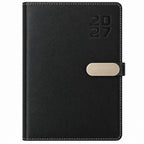 Agenda Diver Class DC/68 2027, SKU 40083-2: cubierta negra con broche metálico dorado. Imagen retocada sobre blanco retirando envoltorio y protector de papel, con apoyo de referencia del mismo modelo.