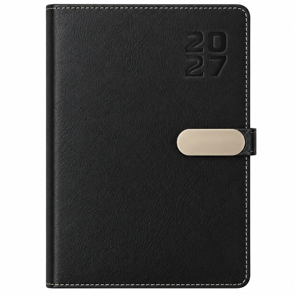 Agenda Diver Class DC/68 2027, SKU 40083-2: cubierta negra con broche metálico dorado. Imagen retocada sobre blanco retirando envoltorio y protector de papel, con apoyo de referencia del mismo modelo.