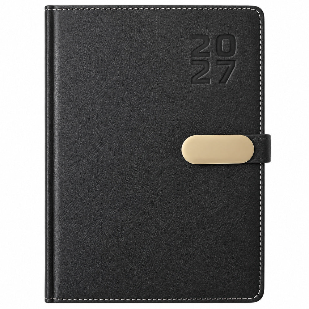 Agenda Diver Class DC/68 2027, SKU 40083-2: segunda toma de cubierta oscura con broche metálico dorado. Imagen retocada sobre blanco para retirar plástico y papel protector, con apoyo de referencia del mismo modelo.