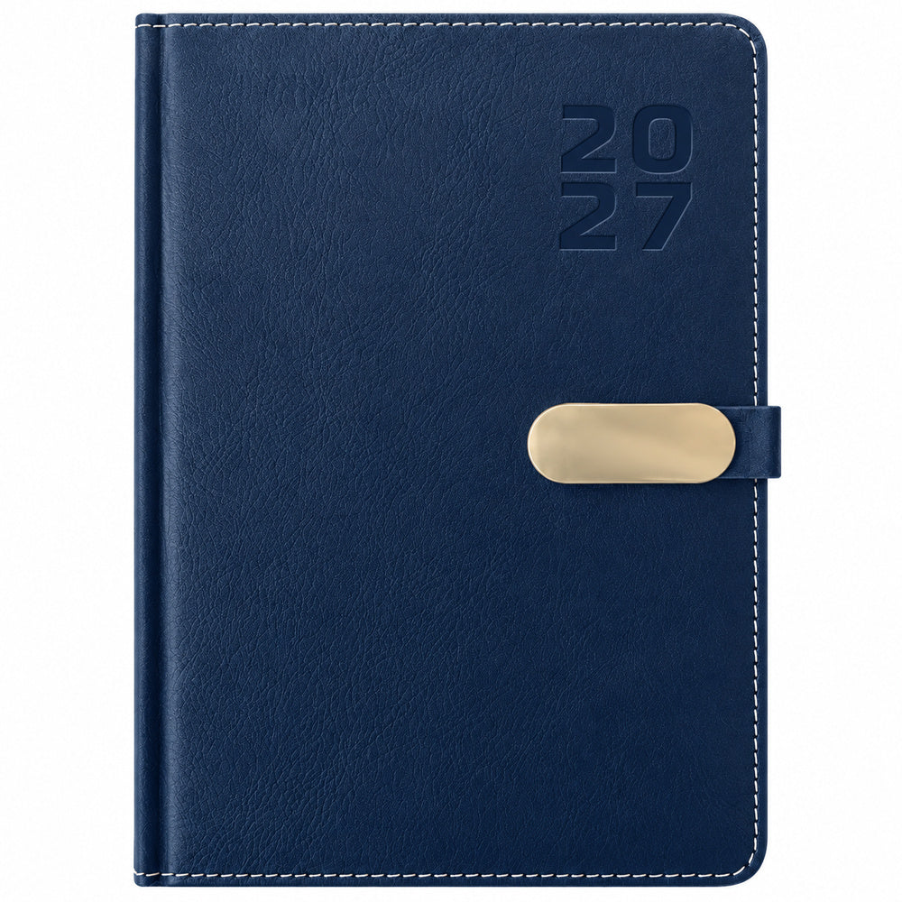 Agenda Diver Class DC/68 2027, SKU 40083-2: cubierta azul con broche metálico dorado. Imagen retocada sobre blanco para retirar plástico y papel protector, con apoyo de referencia del mismo modelo.