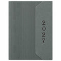 Agenda Diver Class DC/69 2027, SKU 40083-3: cubierta gris acanalada y solapa vertical con año 2027, portada principal. Fotografía retocada sobre blanco sin envoltorio.