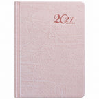 Agenda Diver Class DC/62 2027, SKU 40092-1: cubierta rosada pastel con relieve y texto 2027 AGENDA, portada principal. Fotografía retocada sobre blanco sin envoltorio.