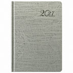 Agenda Diver Class DC/62 2027, SKU 40092-1: cubierta gris pastel con relieve y texto 2027 AGENDA. Fotografía retocada sobre blanco sin envoltorio.