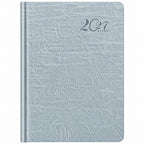 Agenda Diver Class DC/62 2027, SKU 40092-1: cubierta de tono azulado pastel con relieve y texto 2027 AGENDA. Fotografía retocada sobre blanco sin envoltorio.