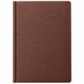 Agenda Diver Class DC/63 2027, SKU 40092-2: cubierta marrón clásica con inscripción 2027 DIARY, portada principal. Fotografía retocada sobre blanco sin envoltorio.