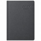 Agenda Diver Class DC/63 2027, SKU 40092-2: cubierta gris oscuro clásica con inscripción 2027 DIARY. Fotografía retocada sobre blanco sin envoltorio.