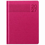 Agenda Diver Class DC/64 2027, SKU 40092-3: cubierta fucsia, portada principal, con textura, seis filas de cuadrados y año 20/27. Fotografía retocada sobre blanco sin envoltorio.