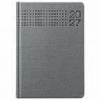 Agenda Diver Class DC/64 2027, SKU 40092-3: cubierta gris con textura, seis filas de cuadrados y año 20/27. Fotografía retocada sobre blanco sin envoltorio.