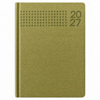 Agenda Diver Class DC/64 2027, SKU 40092-3: cubierta de tono oliva dorado, con textura, seis filas de cuadrados y año 20/27. Fotografía retocada sobre blanco sin envoltorio.