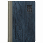 Agenda Diver Class DC/65 2027, SKU 40092-4: cubierta azul con lomo contrastante, panel 20/27 y palabra AGENDA. Fotografía retocada sobre blanco sin envoltorio.