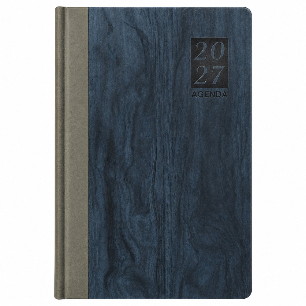 Agenda Diver Class DC/65 2027, SKU 40092-4: cubierta azul con lomo contrastante, panel 20/27 y palabra AGENDA. Fotografía retocada sobre blanco sin envoltorio.
