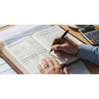 Ejemplo de uso de un libro de contabilidad con registros financieros escritos a mano.