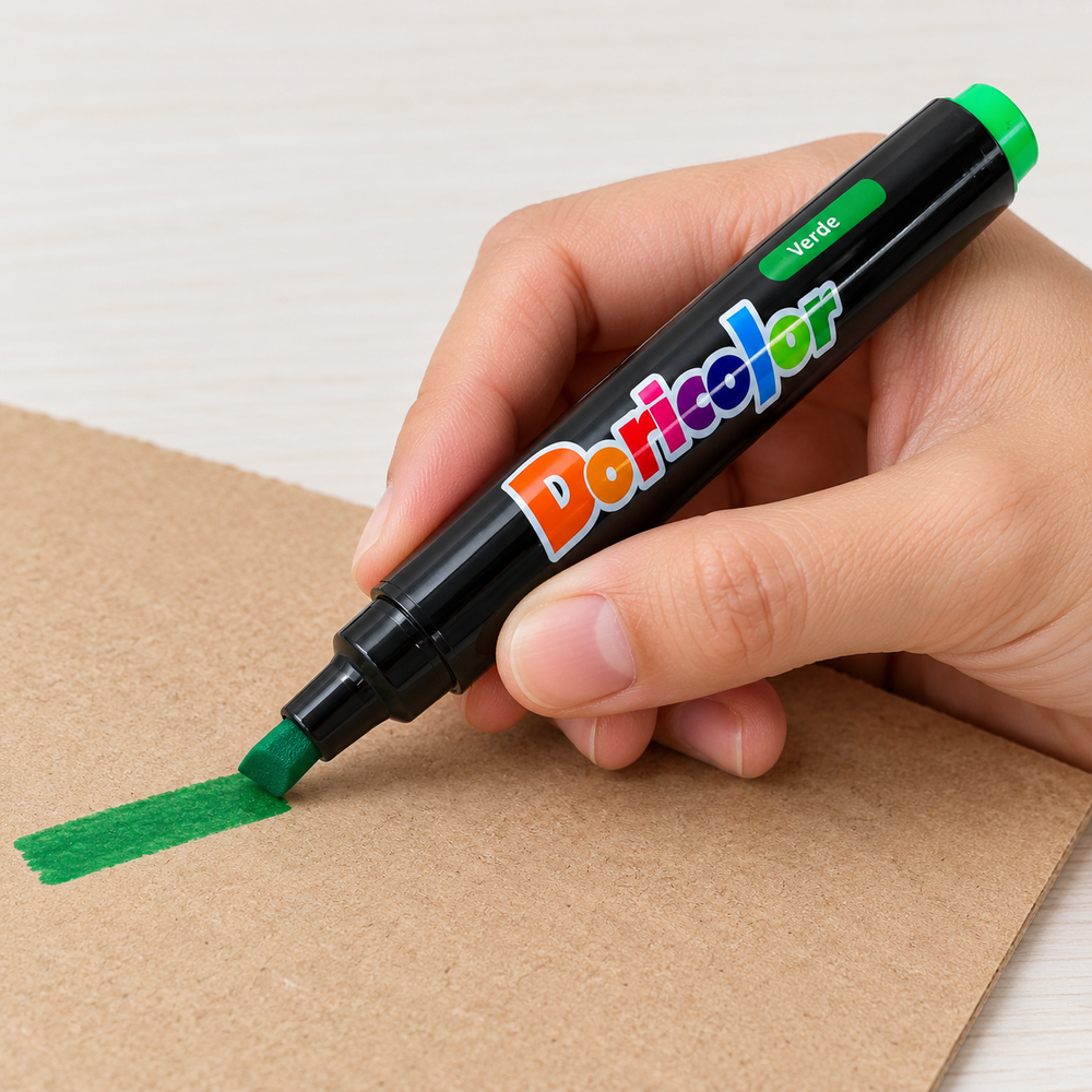Imagen referencial de uso generada: Marcador permanente Doricolor verde, punta biselada, 1 unidad