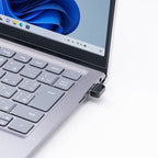 Ejemplo de uso de una memoria USB conectada al puerto de un computador portátil.