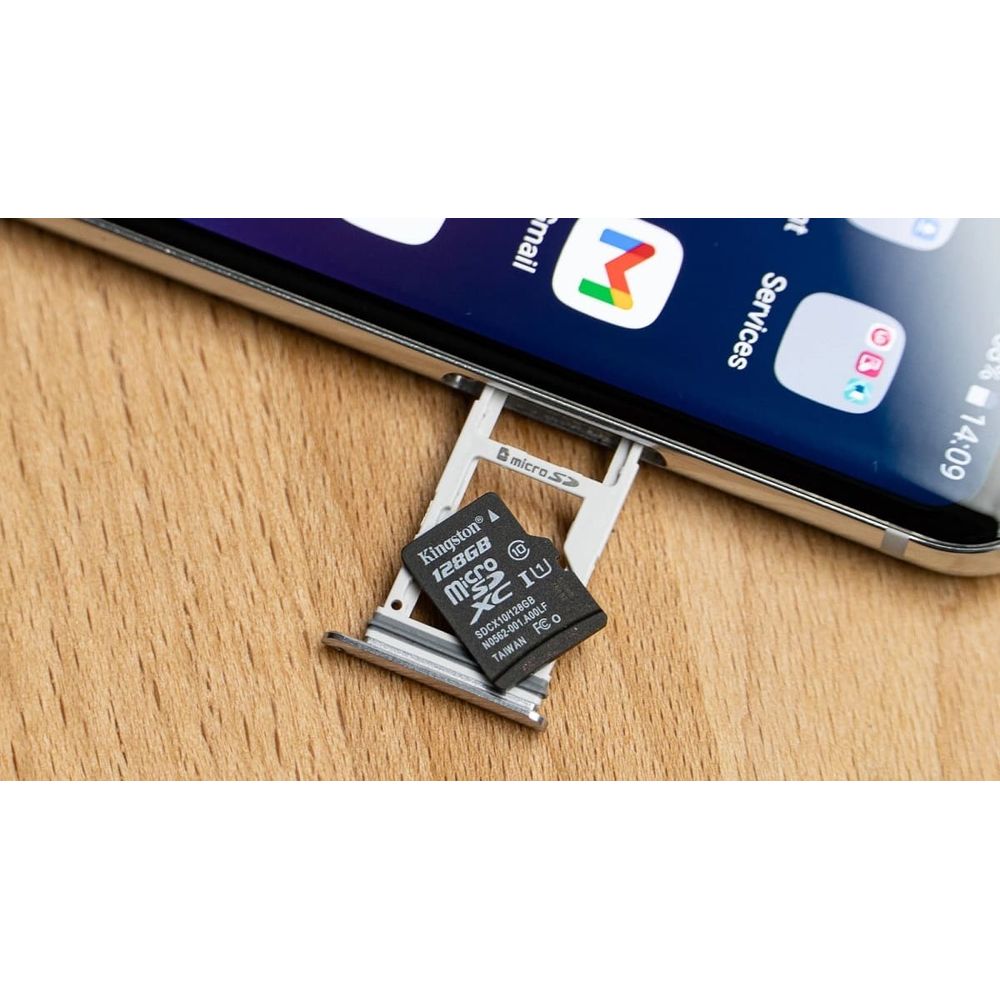 Ejemplo de uso de una tarjeta microSD insertándose en la bandeja de memoria de un teléfono.