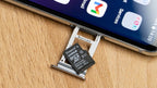Ejemplo de uso de una tarjeta microSD insertándose en la bandeja de memoria de un teléfono.