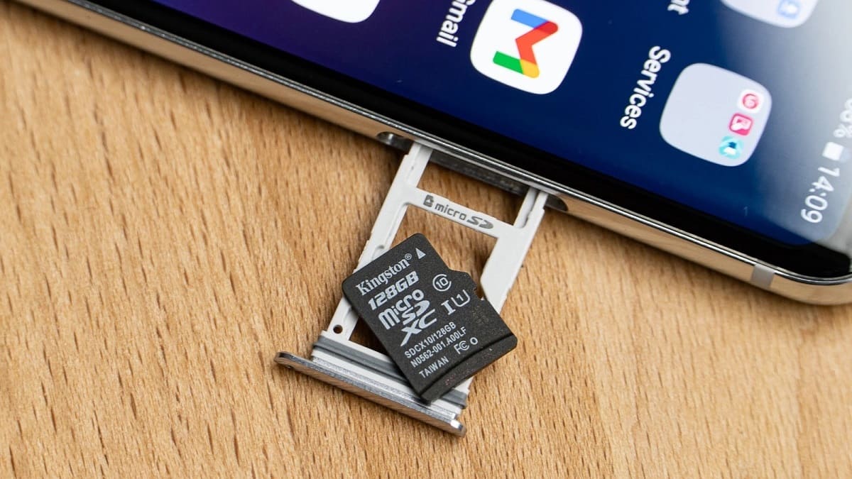 Ejemplo de uso de una tarjeta microSD insertándose en la bandeja de memoria de un teléfono.