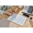 Ejemplo de uso de un contrato laboral impreso durante diligenciamiento y firma.