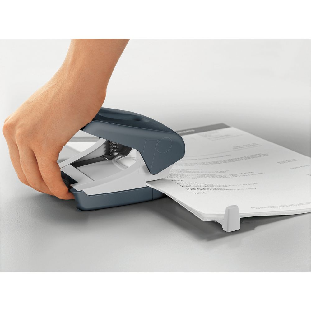 Ejemplo de uso de una perforadora de papel de escritorio.