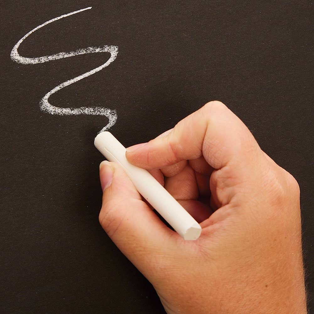 Ejemplo de uso de un tablero negro escribiendo con tiza blanca.