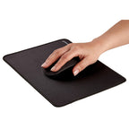 Ejemplo de uso de un mouse sobre un pad mouse negro.