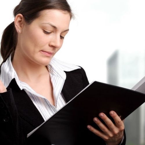 Folder En Todas Las Medidas Mujer Con Con Folder En Mano