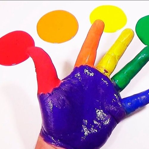 Vinilos Acrilicos Parchesitos De 125 Gramos En Todos Los Colores Pinturas Siendo Usadas Con La Mano