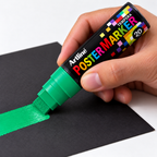 Imagen de uso referencial generada con IA: marcador Artline Poster Marker EPP-20 verde de 20 mm creando trazos anchos.